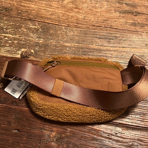 Everywhere belt bag *fleece BNWOT - Picture 3 of 4